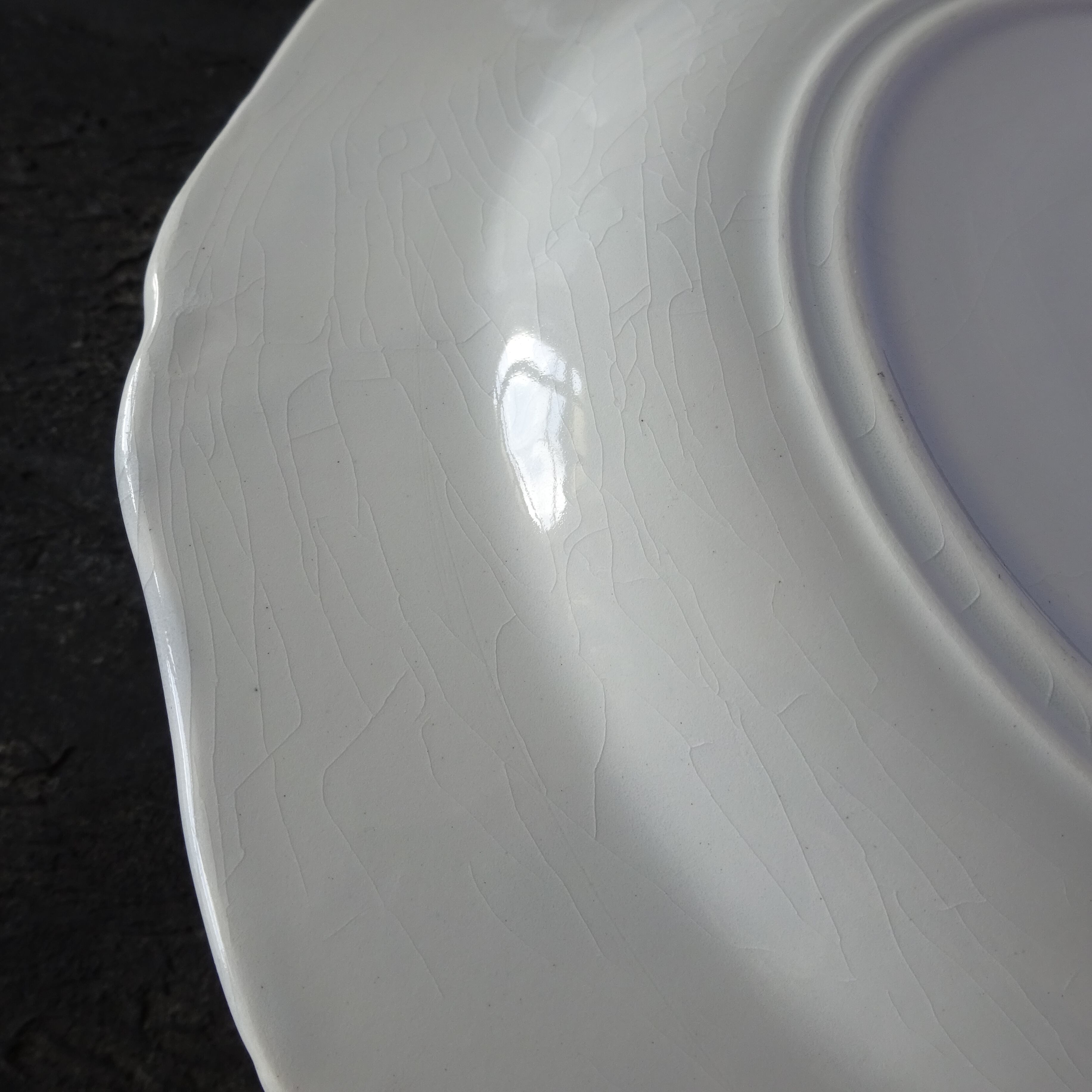 ☆TERRE de FER PORCELAINE OPAQUE DE GIEN modèle 《IDYLLE》 assiette demi creuse (C)