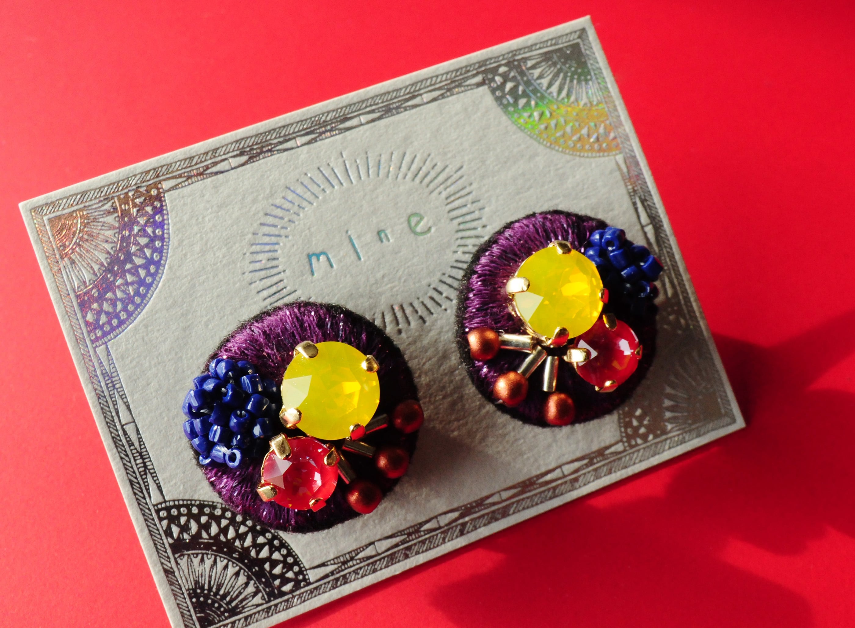 <Stella~遊び好きの星~>刺繍イヤリング「 ジュエルJewe/パープルブーケ 」/アレルギー対応パーツ変更可能