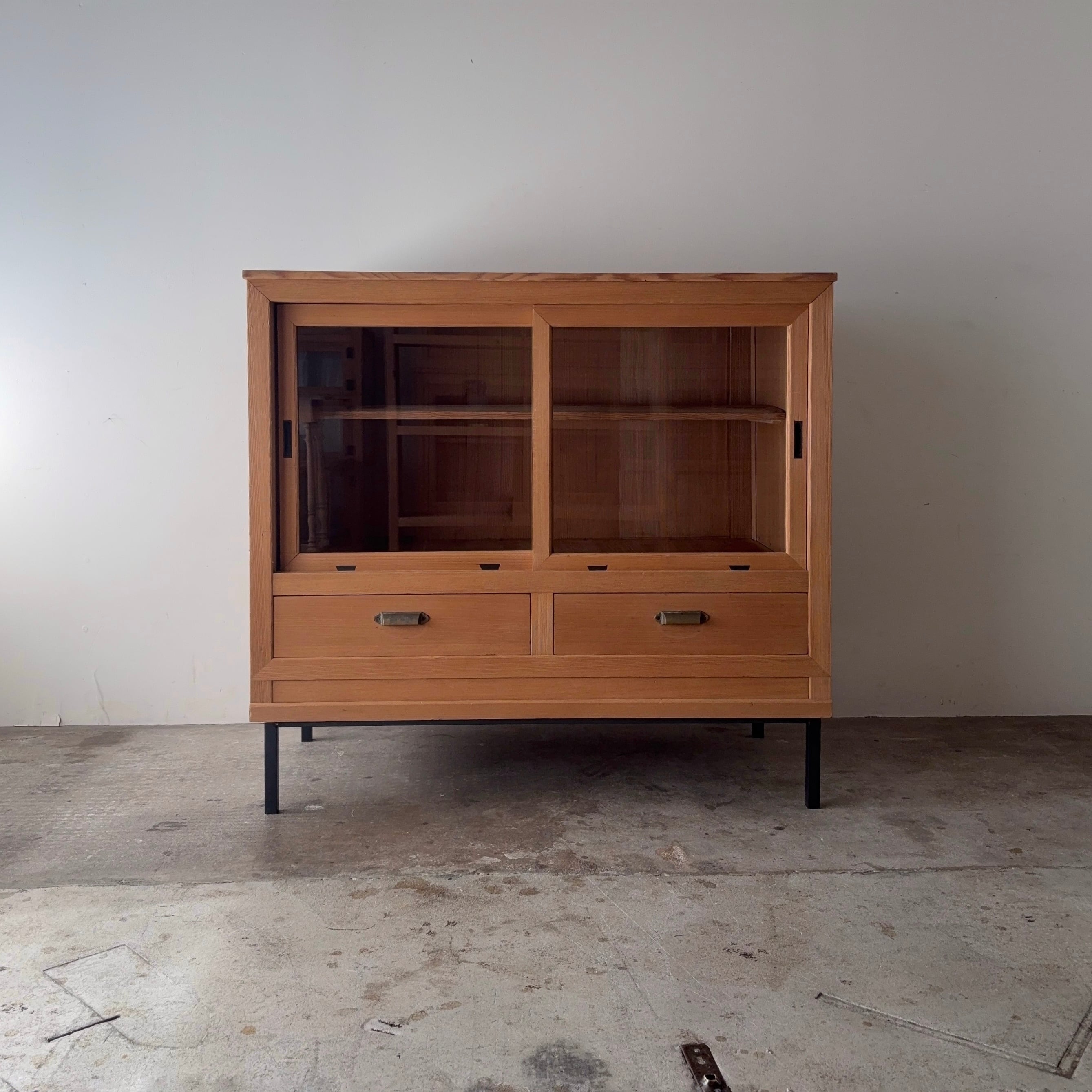 鉄脚のキャビネット　1102