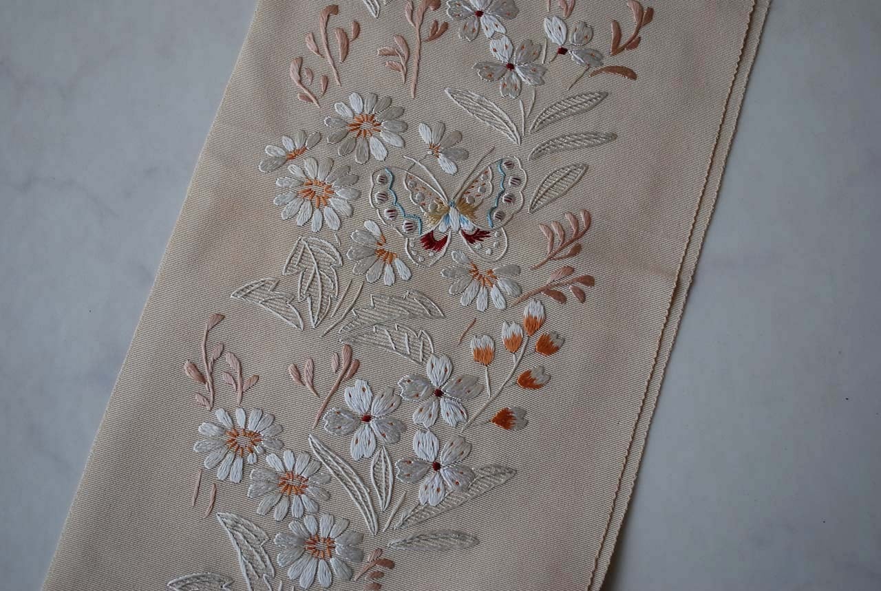 【半襟】蝶々と四季の花 手刺繍半襟 肌色地