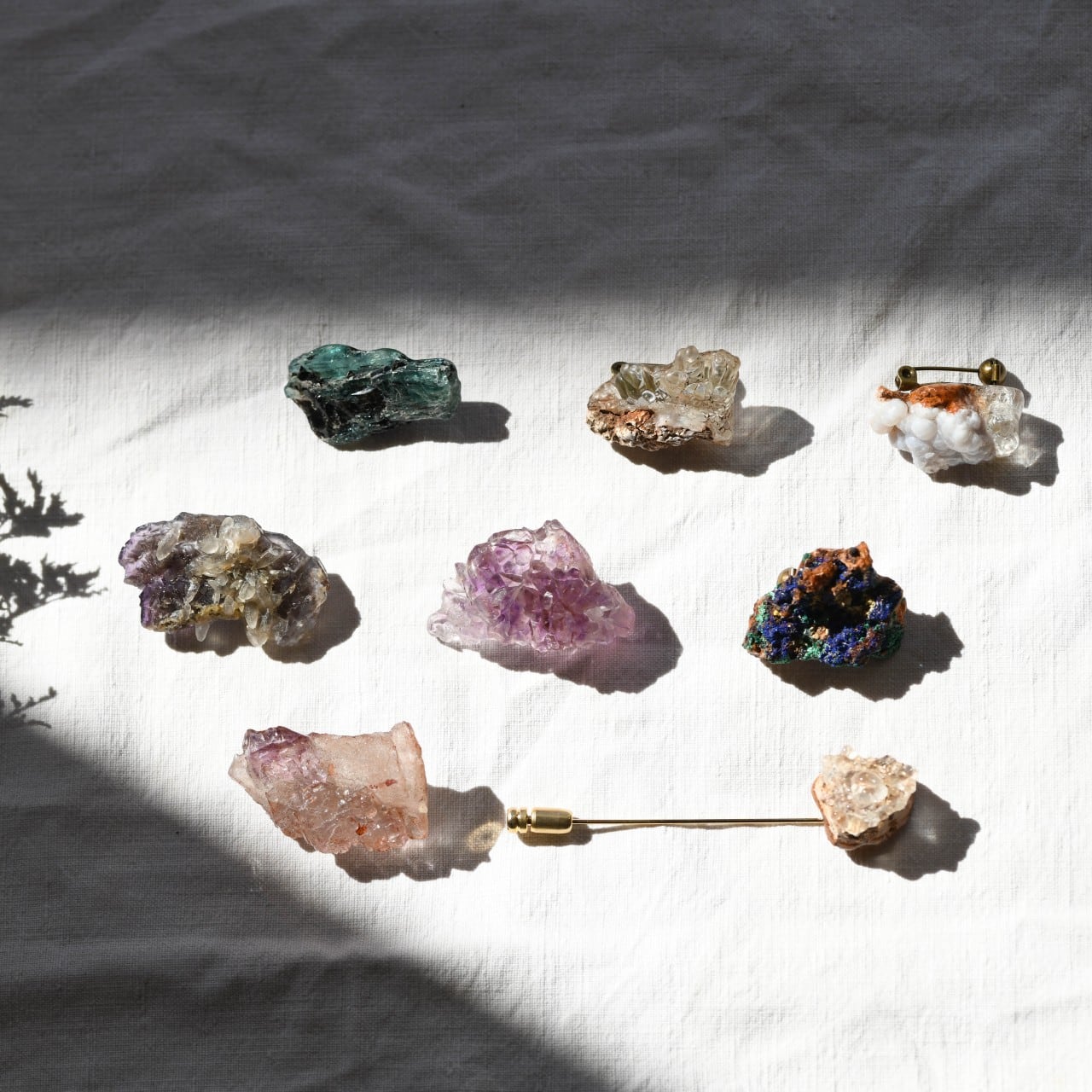 展示品 伊勢丹浦和出品】鉱物原石ブローチ 天然石 アクセサリー(No