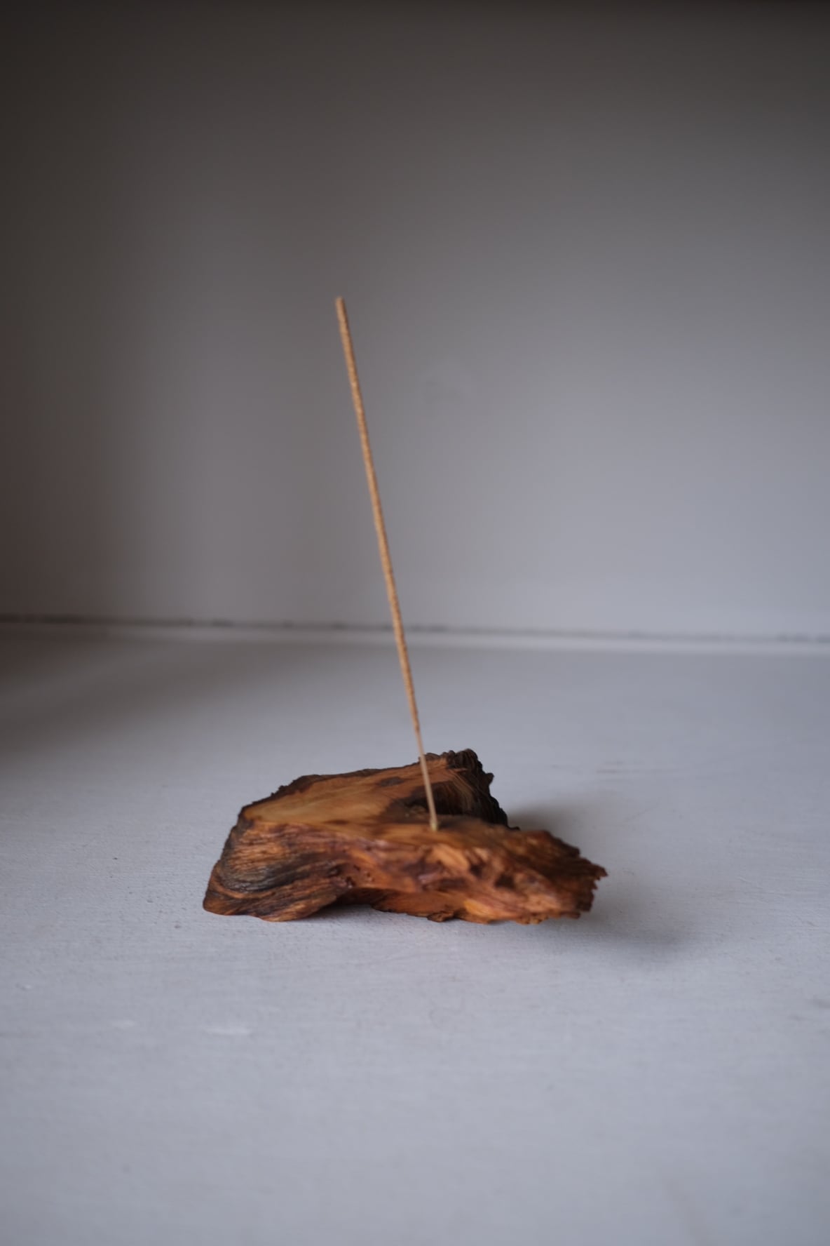 一枚板お香立て 黒松 -black pine- | TORINOKI FURNITURE