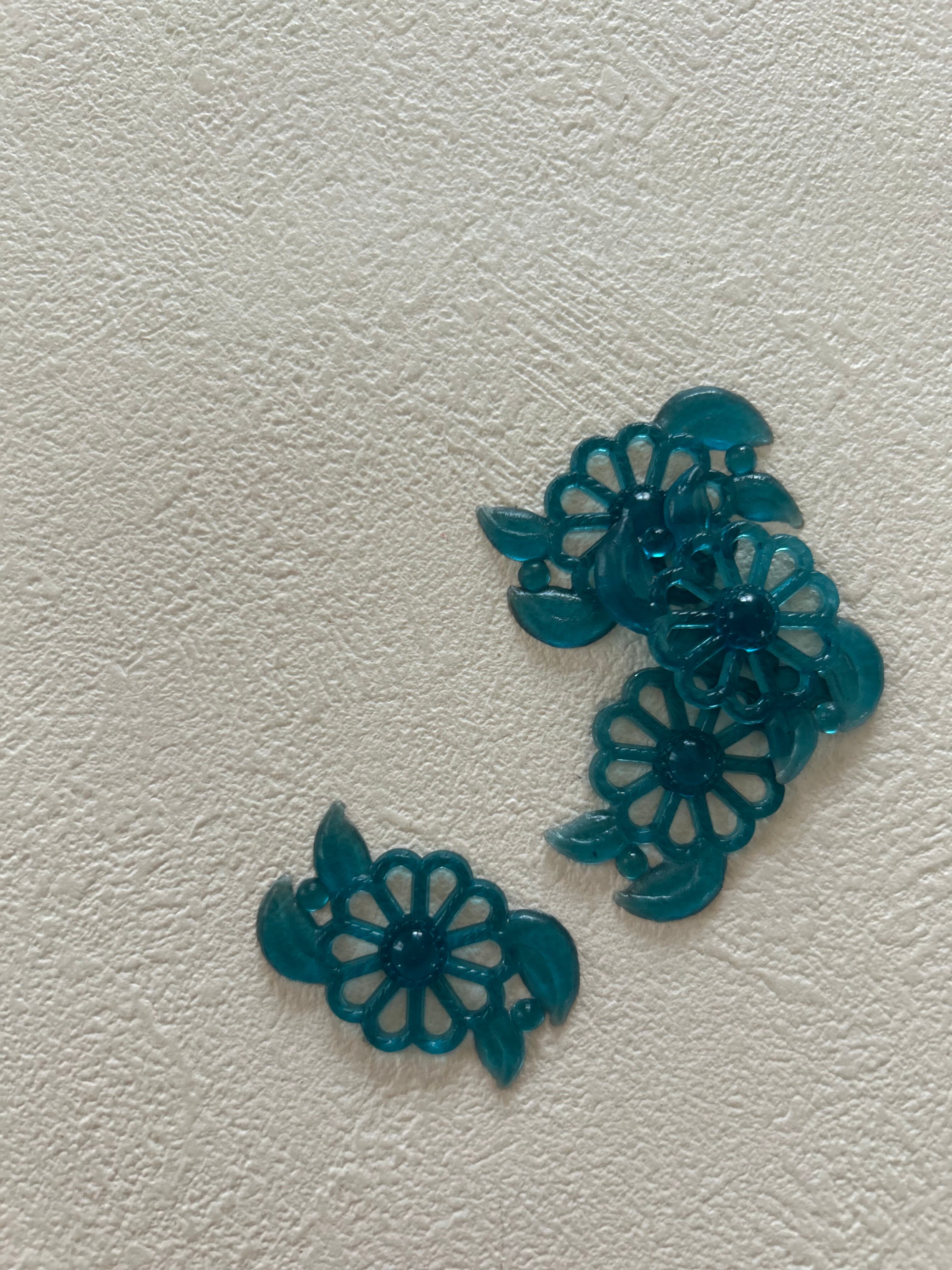 フランスVintage ヴィンテージパーツ 透かし ブルー フラワー プラスチック チャーム アクセサリーパーツ デコレーション材