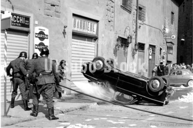 1961年撮影　サンフィレンツェ広場　車事故　消防士【398196101】