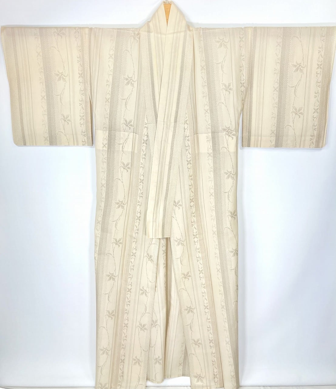 逸品 未使用品 和服 伝統工芸品 夏用 正絹 縦縞.亀甲模様 夏結城(証紙) 夏結城】紗紬 夏着物 証紙付き 小紋 唐花 縦縞 正絹 生成色
