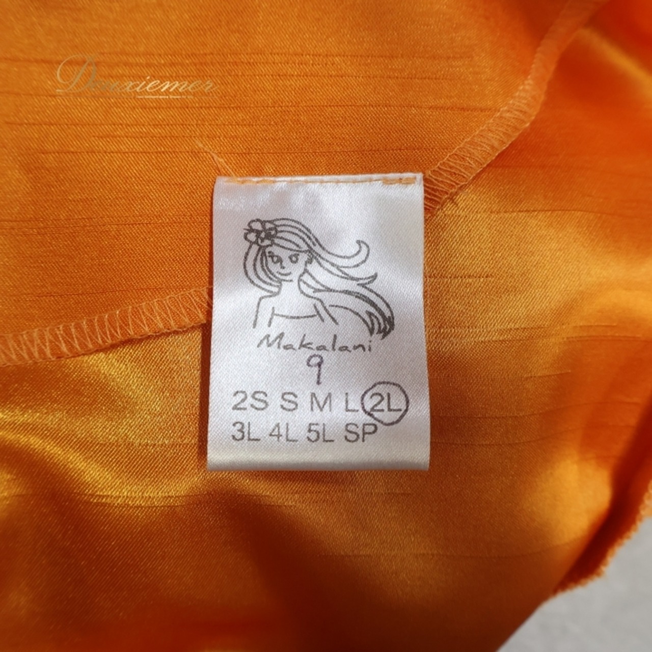 フラダンス 衣装 ワンピース ドレス Makalani オレンジ系 日本製 ワンカラー 五分袖 光沢感 無地 シンプル 高級感 上品 かわいい 鮮やか 華やか 明るい ハワイアン アロハ フラ ダンス レッスン 練習 ドレッシー 軽やか