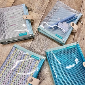 カラードバインダーR｜M6サイズ｜シルバーブルー｜選べるリボン（グリーンブルー・グレー）｜桃ストWH対応  約165×125×30mm　内径19ｍｍ　かわいいを重ねて楽しむ透明手帳／スピーチバルーン