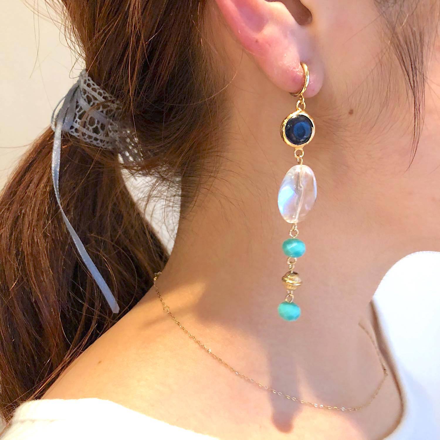 ターコイズブルーと天然石チャームの〈ピアス/イヤリング〉 | Dua