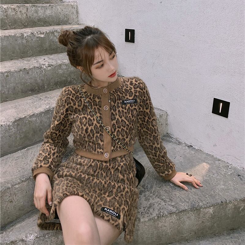 レオパードプリント柄ニットセーター カーディガンジャケット レディーススタイルスタンダードルーズショート長袖スリーブトップス ロング レトロ ウィンター 冬物 ブラックストロベリース78027050246