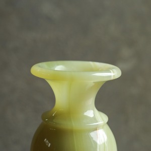 大理石出できた、美しく上品なフラワーベース