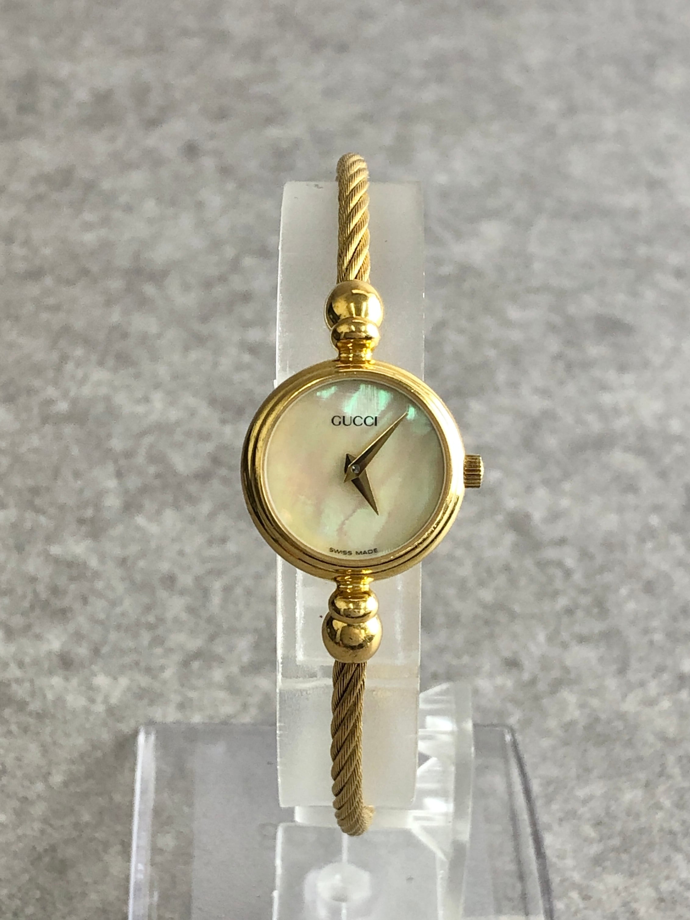 稼動 GUCCI 2047.1Lバングルウォッチ ゴールド ロッキングG GUCCI グッチ 腕時計 ゴールド シェル ラウンド バングルウォッチ