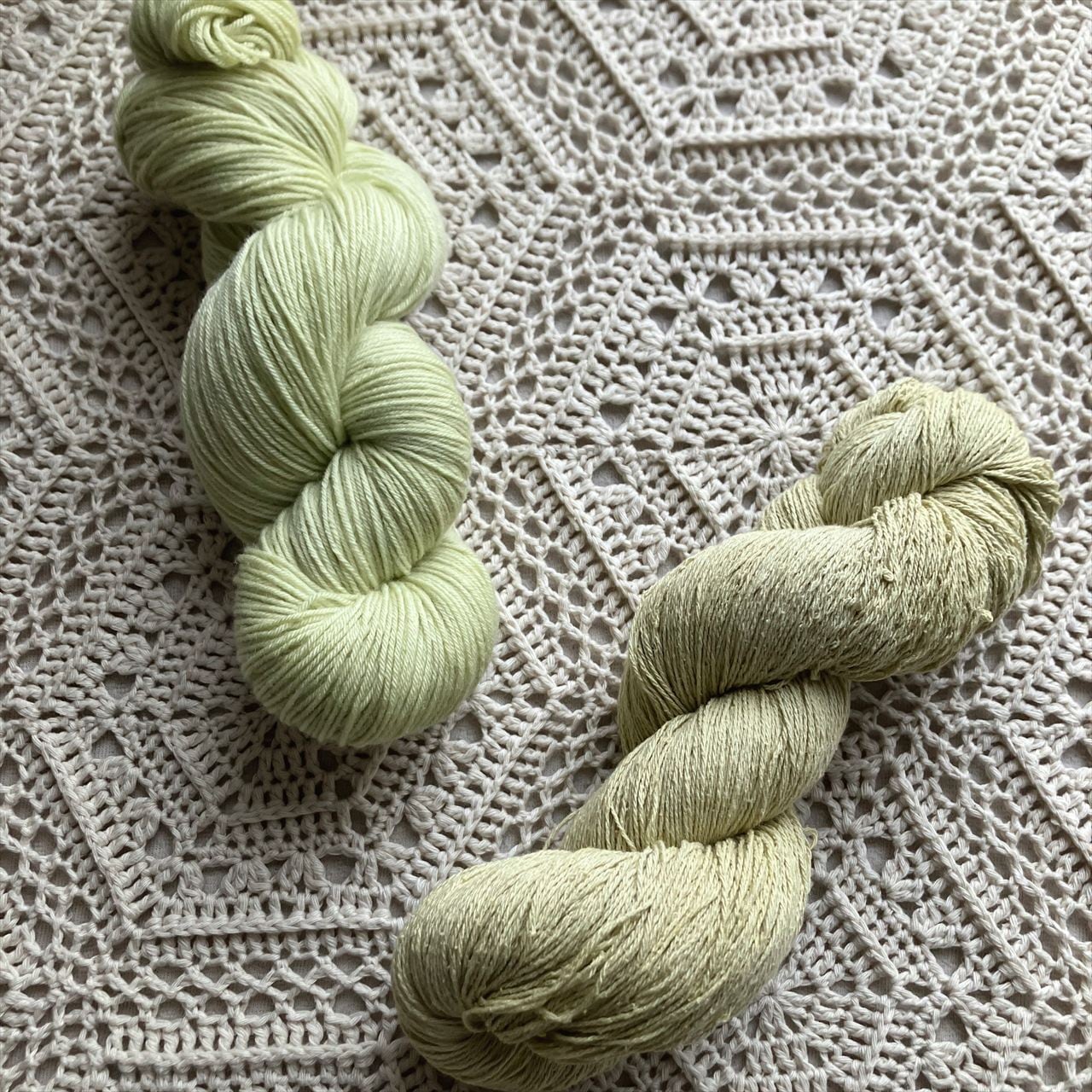 【編み図プレゼント付き!草木染め編み比べセット】ソックヤーン「若菜」&シルク「女郎花」