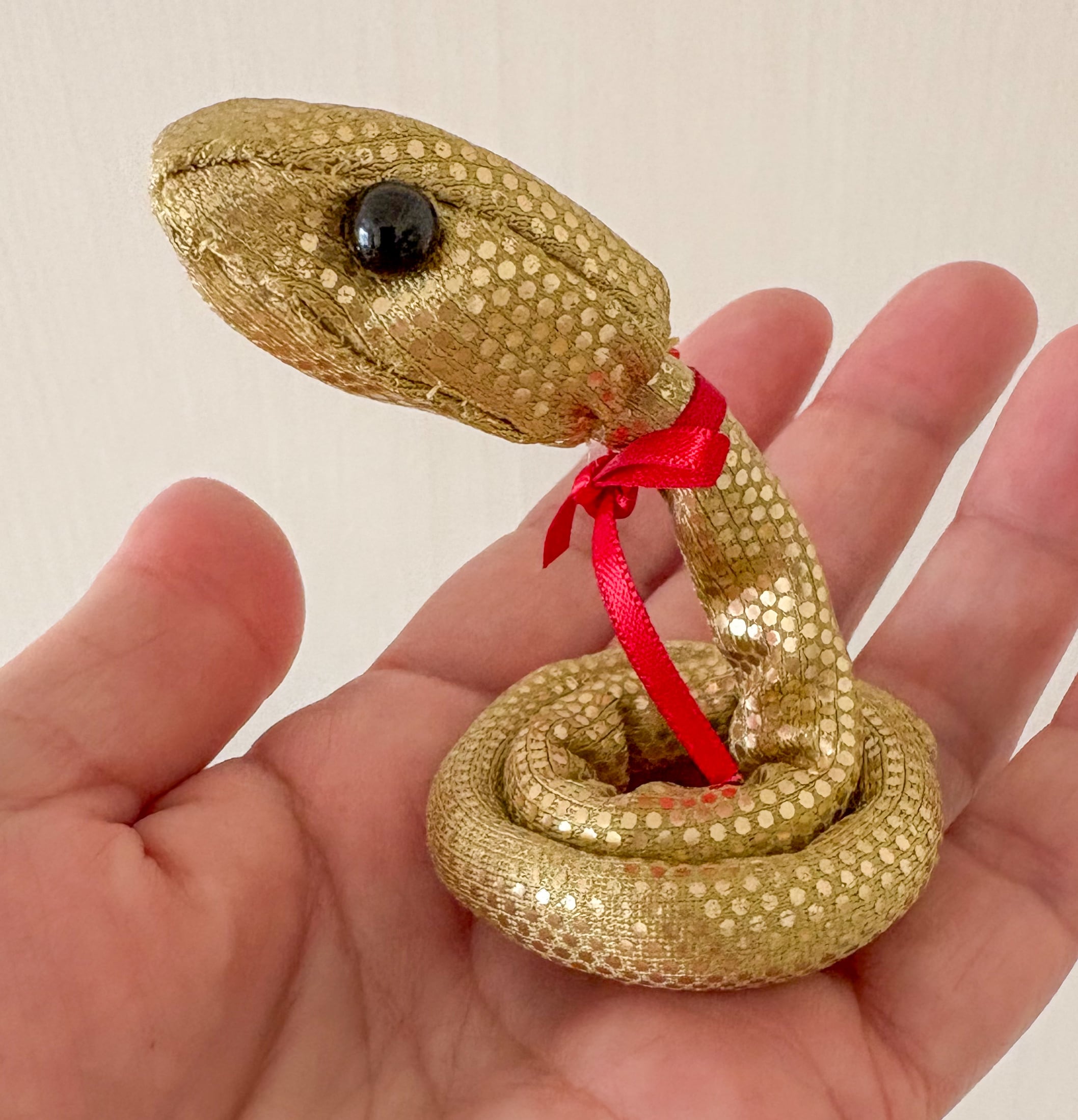 金蛇のぬいぐるみ