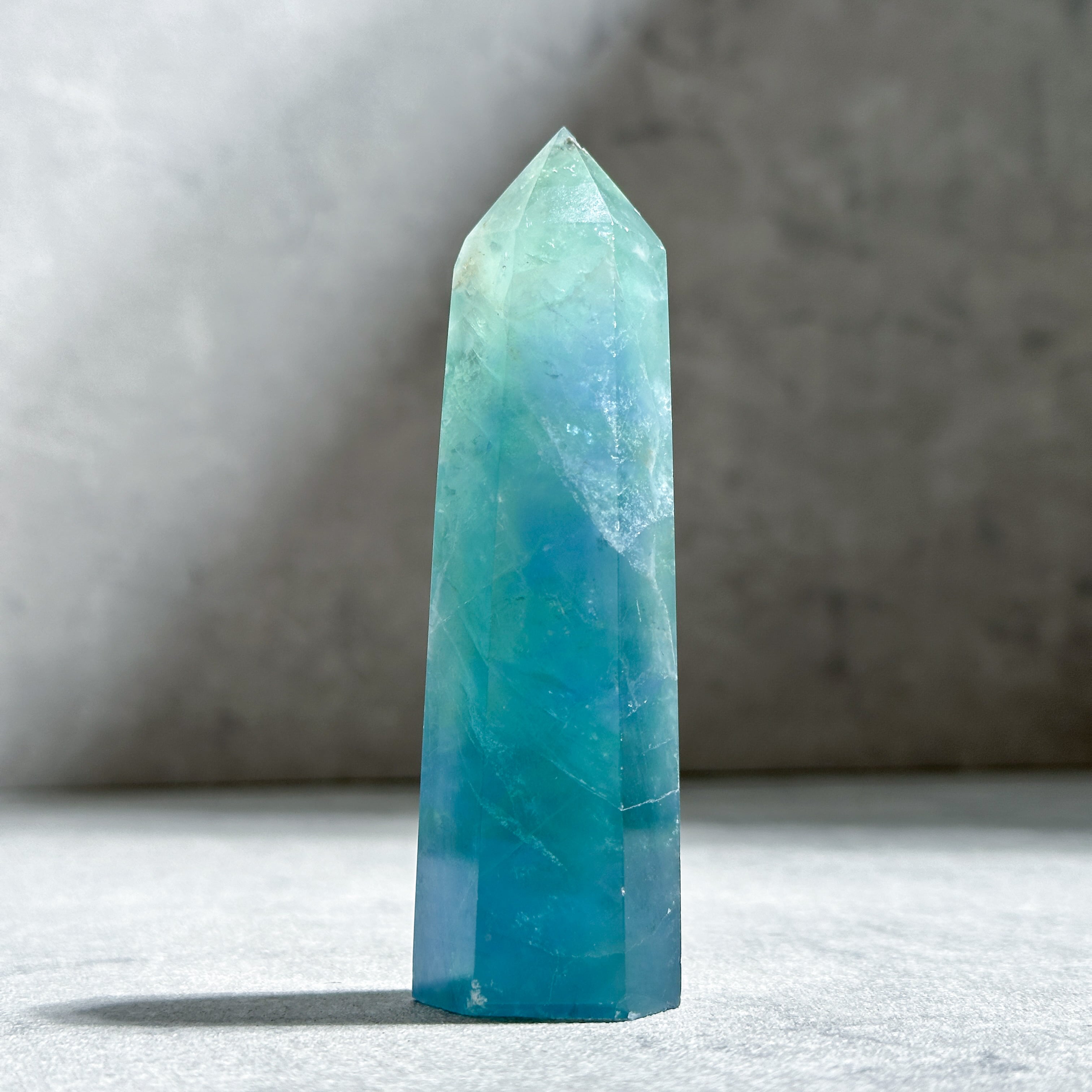 2.フローライト♡タワー♡蛍石♡クリスタル♡天然石♡水晶♡ブルーフローライト ブルー、グリーンフローライト タワー型92◇ Rainbow Fluorite