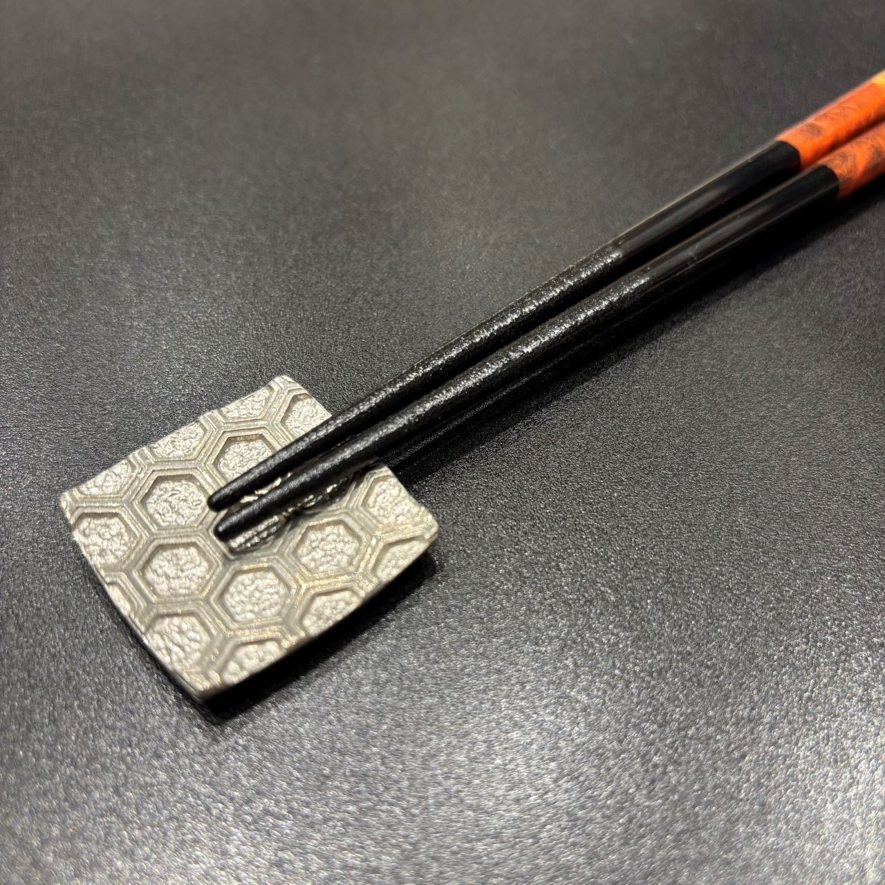 箸置き 錫 吉祥紋様 亀甲 | とうしょう窯
