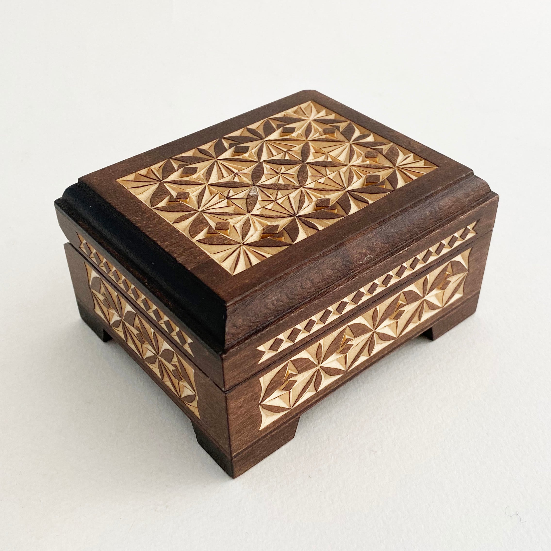 キーロフの木彫ひみつ箱(小)