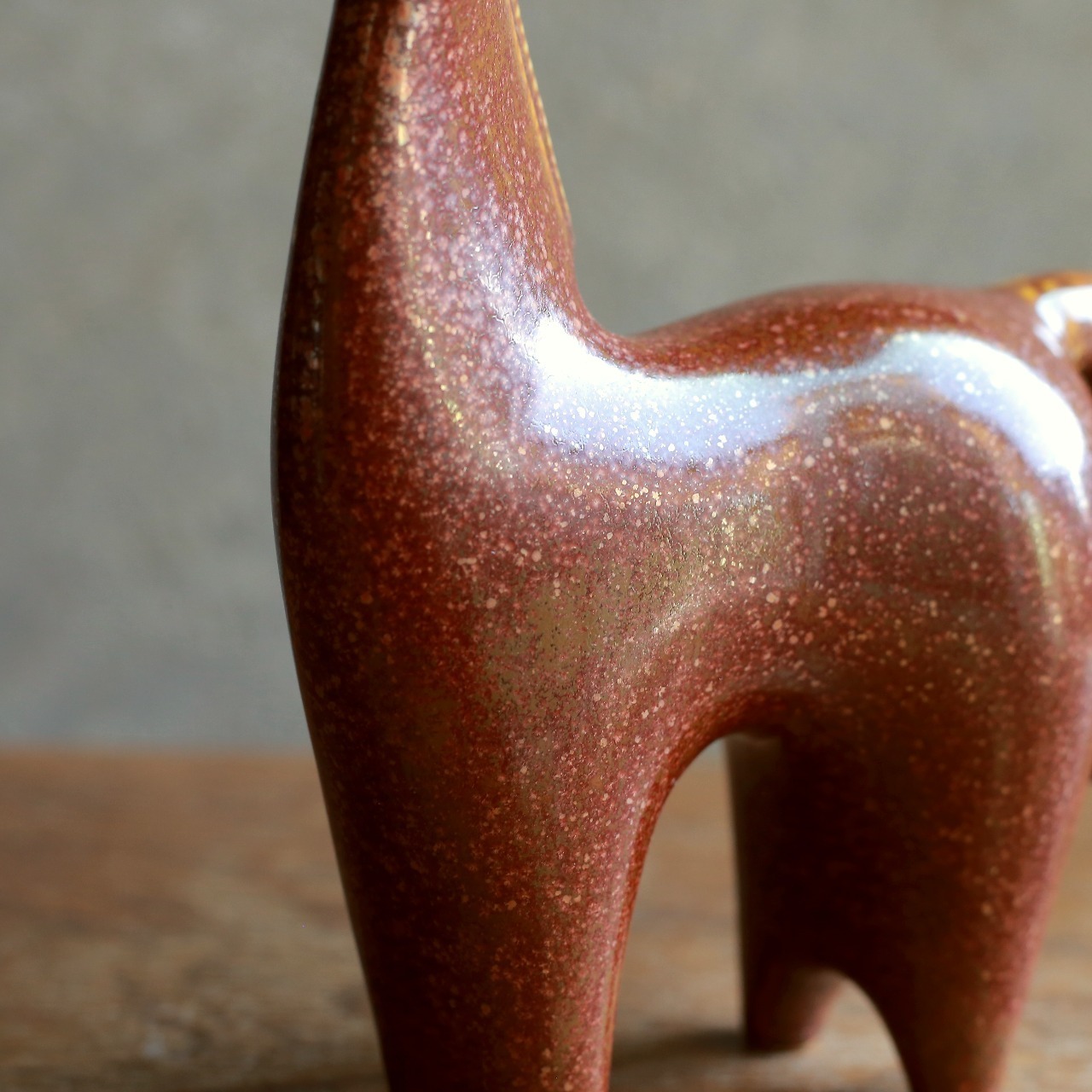 凛々しい表情の、茶色く滑らかな馬