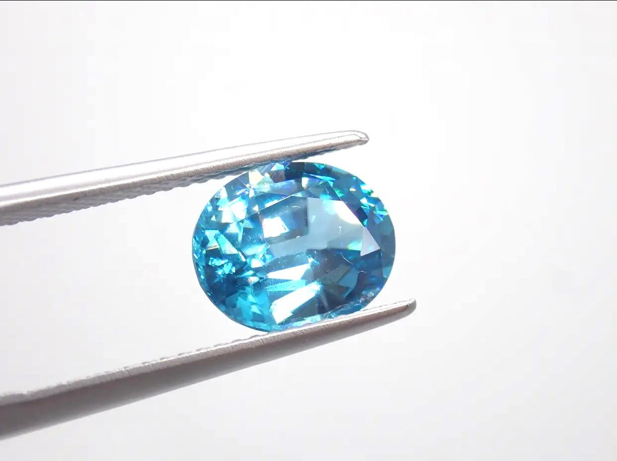 ブルージルコン 4.052ct ルース 【ソーティングつき】【動画リンク Twitter/Xあり】