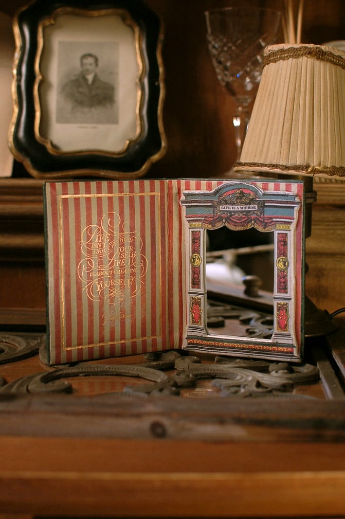 絵本のようなコンパクトミラー | yodahidemi [ATELIER]