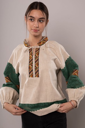 ウクライナ刺繍ヴィシヴァンカ　手刺繍　麻　レディース・フリーサイズ