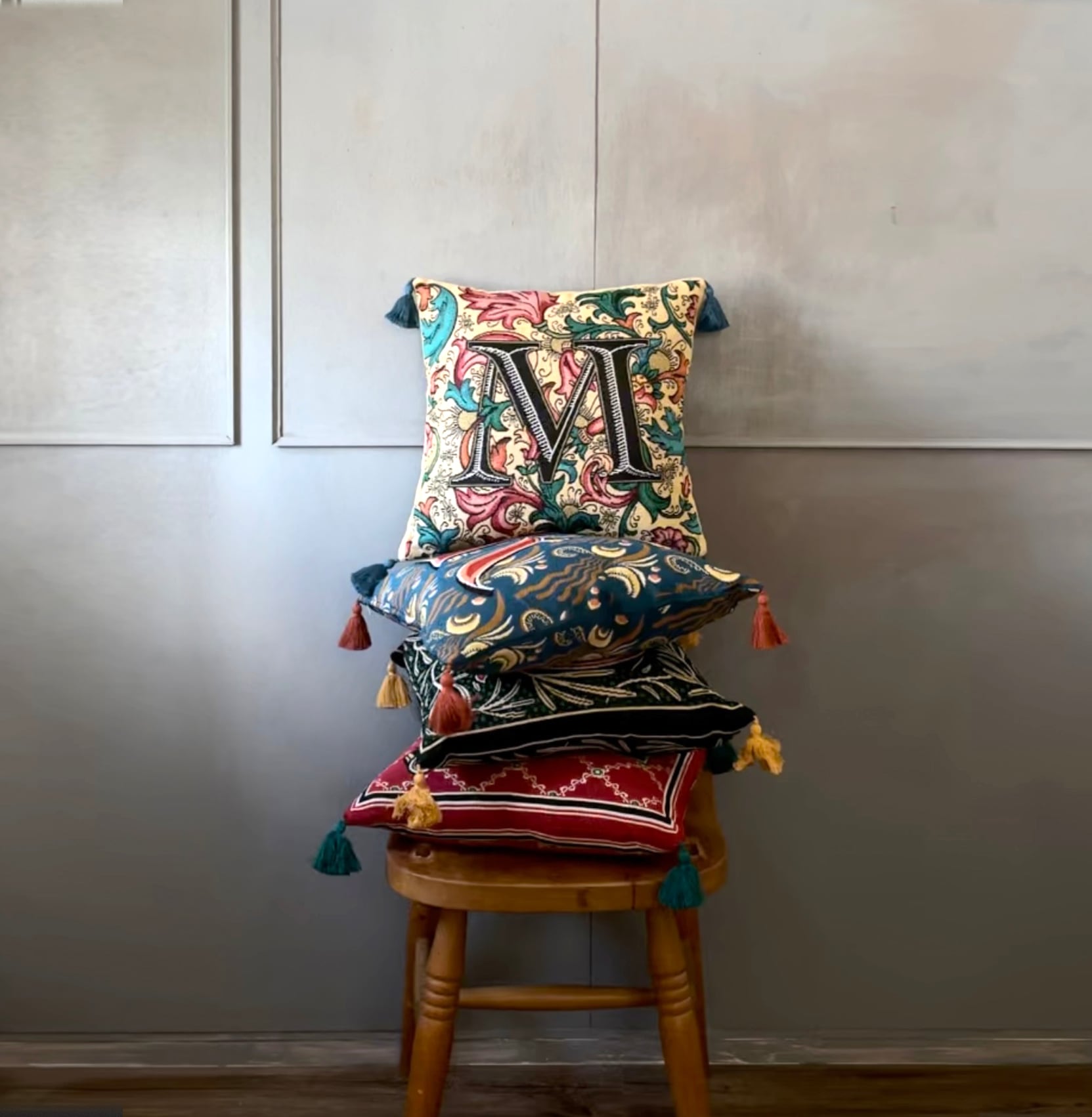 アルファベット ゴブランクッション/1.Mベージュ(40cm×40cm)