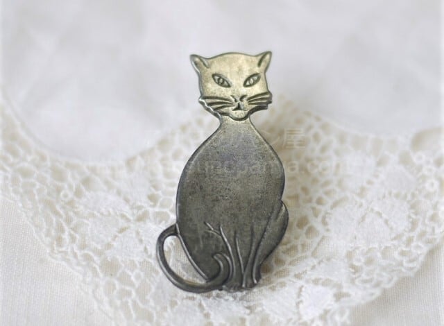 ニヒルな猫のブローチ フランス ヴィンテージ 難あり