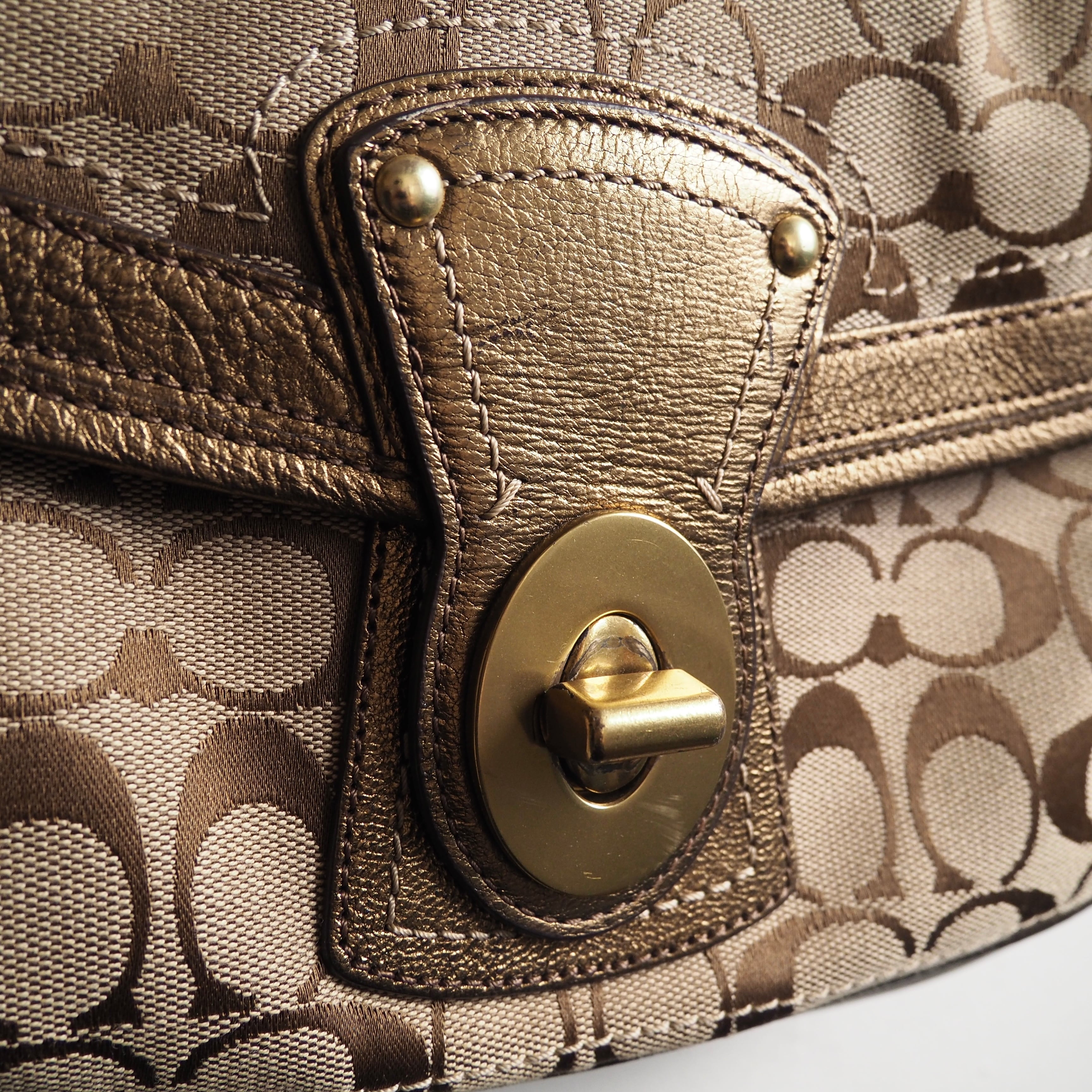 ” Coach ” Gold paint coating × signature textile Hand Bag