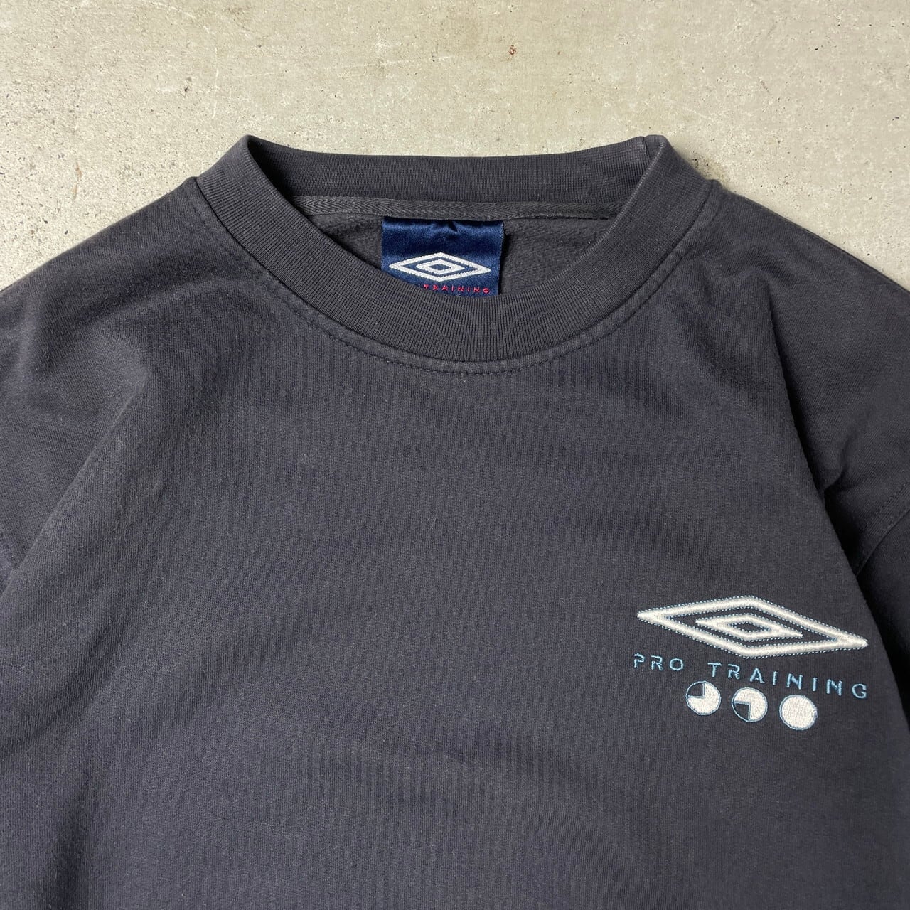 90年代 UMBRO アンブロ ワンポイントロゴ刺繍 スウェットシャツ メンズM相当 古着 90S ヴィンテージ ビンテージ トレーナー  チャコールグレー 灰色【スウェット】 | cave 古着屋【公式】古着通販サイト