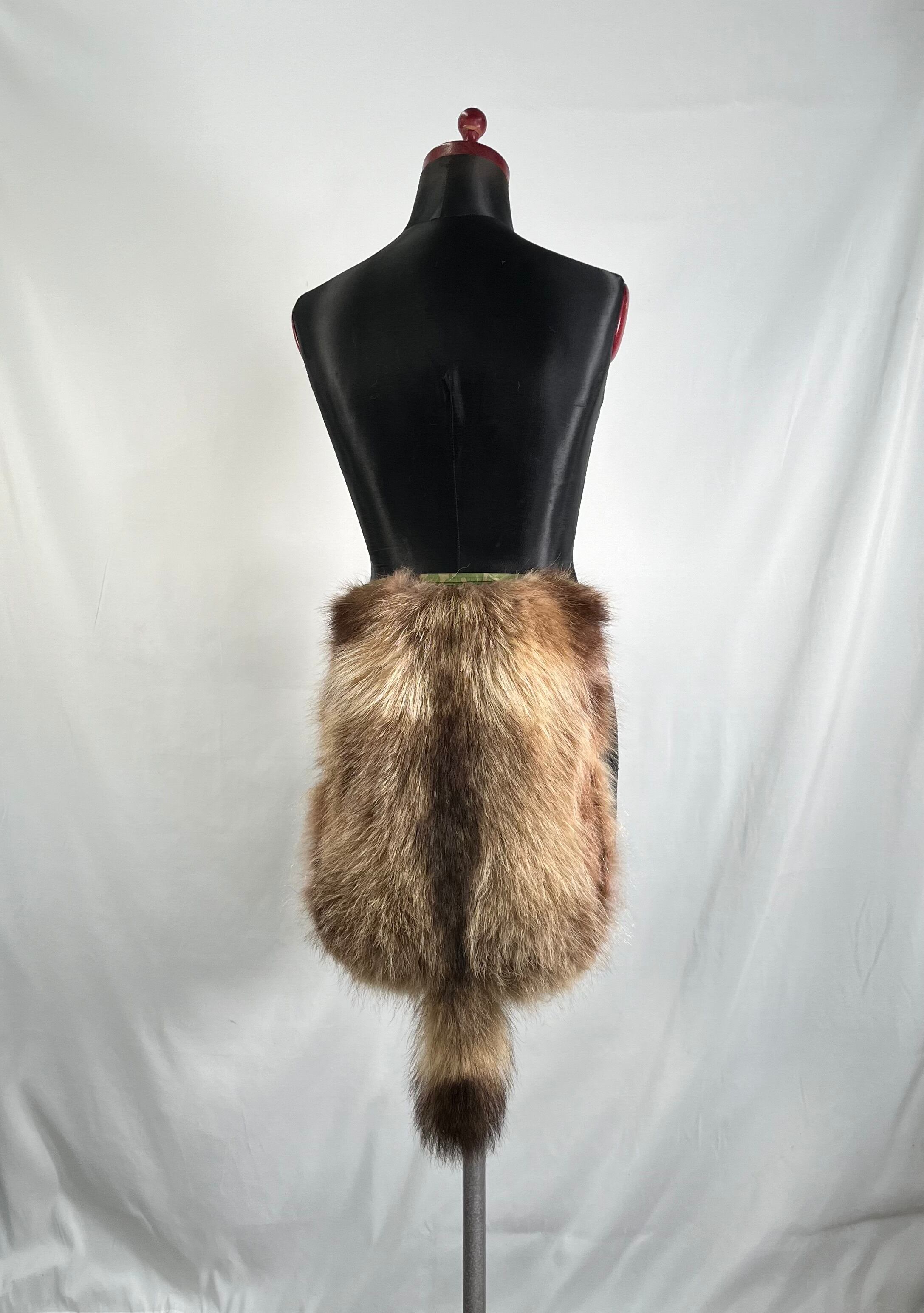 裏地付ラクーン尻尾付　アライグマ　毛皮敷物　登山尻皮尻当て　ブッシュクラフト 裏地付】ラクーンアライグマ毛皮敷物登山尻あて腰あてキャンプミリタリー