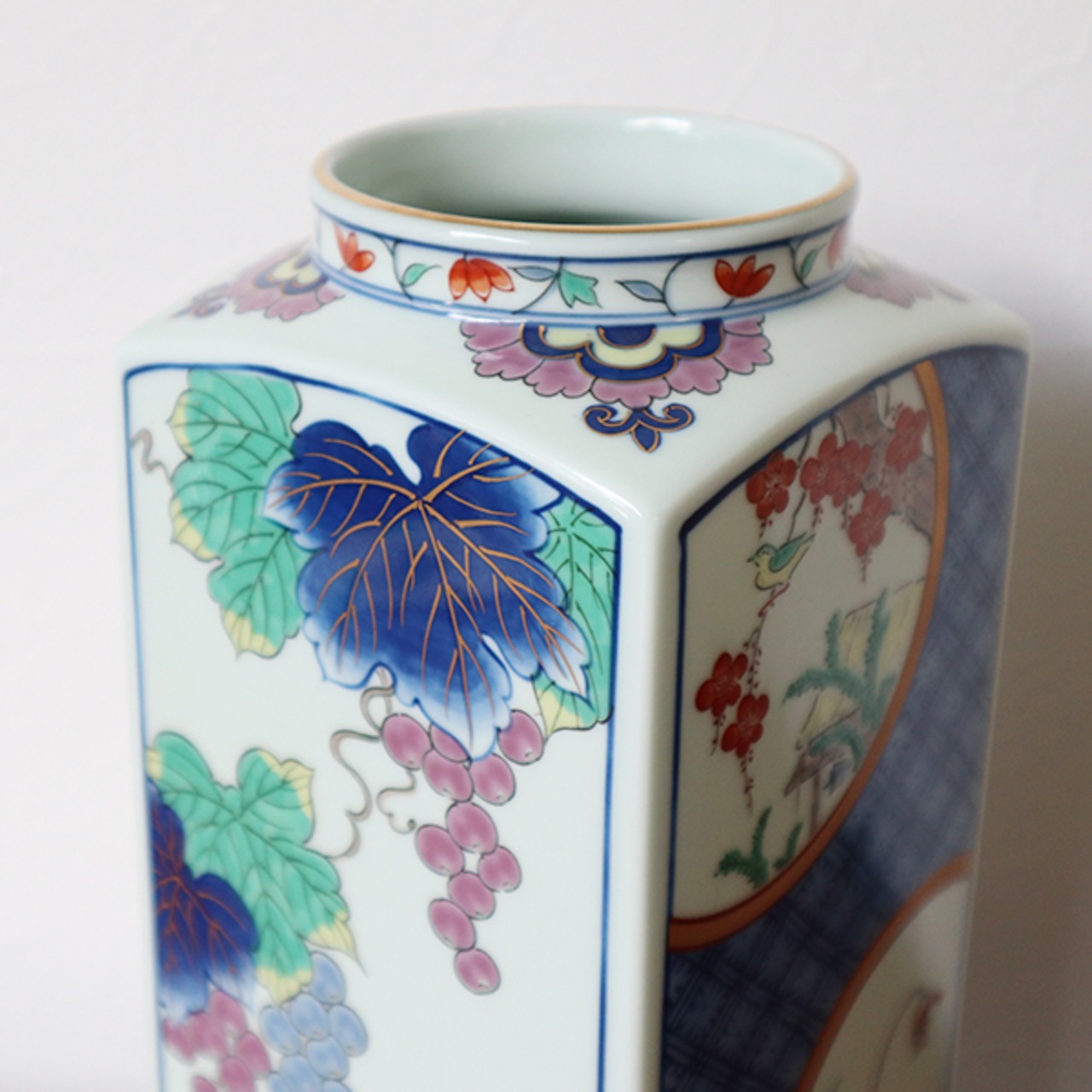 【送料無料】有田焼　８寸京型花瓶　丸絵花鳥図（木箱付）