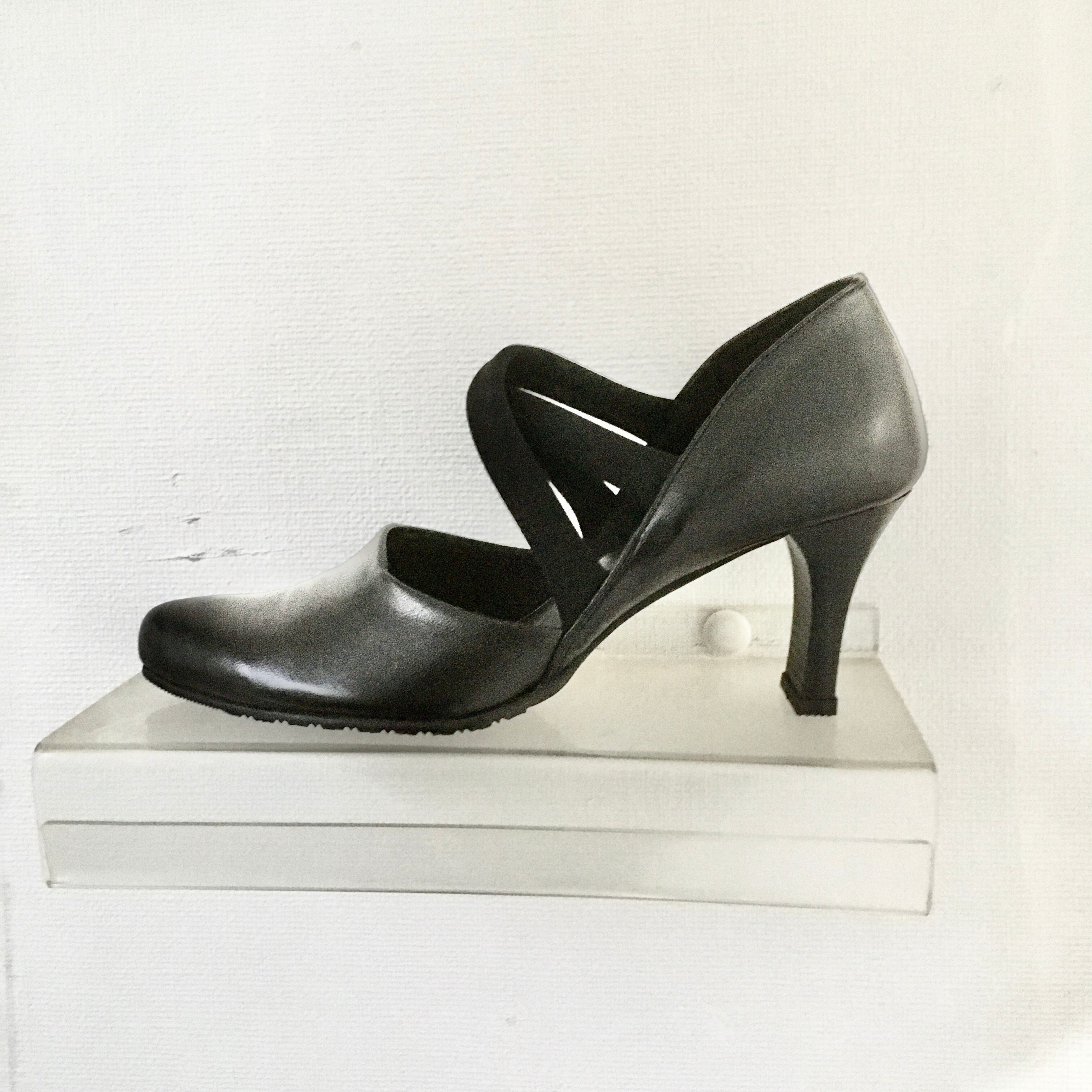 クロスストレッチベルトポインテッドパンプス