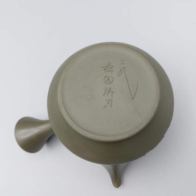 常滑焼 二代間野舜園作 菖蒲透かし彫急須(共箱付き) | kyuusuchaki 常滑焼 二代間野舜園作 菖蒲透かし彫急須(共箱付き) | kyuusuchaki