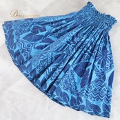 フラダンス 衣装 パウスカート ブルー系 エムエムジェイ 日本製 カヒコ柄 ハワイアンプリント アロハ フラ ダンス MMJ レッスン 練習 グランジ加工 青 水色 おしゃれ かわいい さわやか 上品 華やか 鮮やか シングル スカート ハワイアン おしゃれスカート レディース