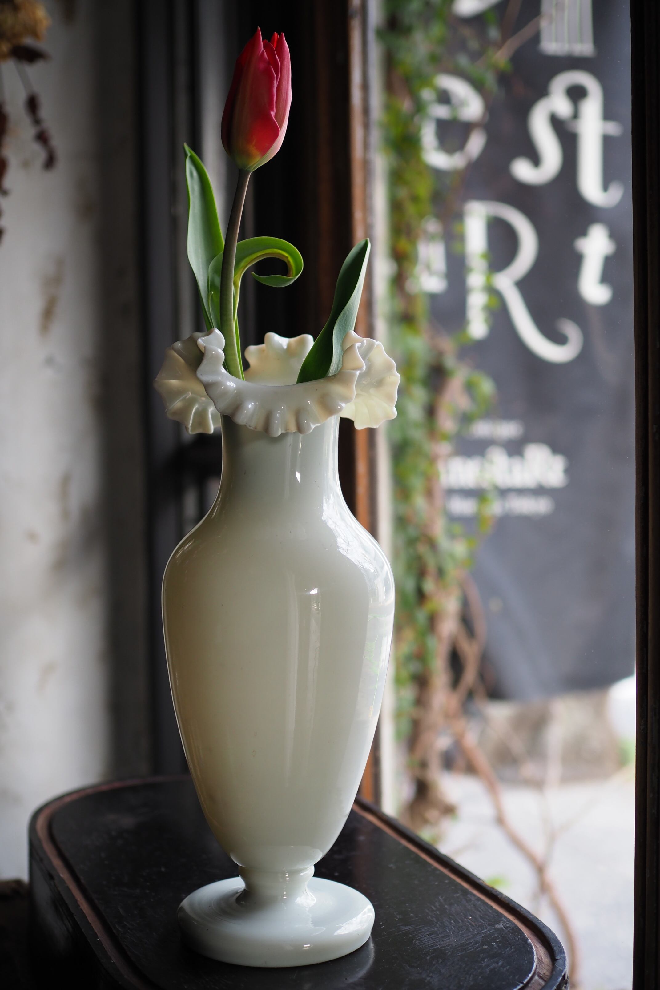 ウェーブ光影誘うミルクガラス花瓶 No.2-antique milk glass vase