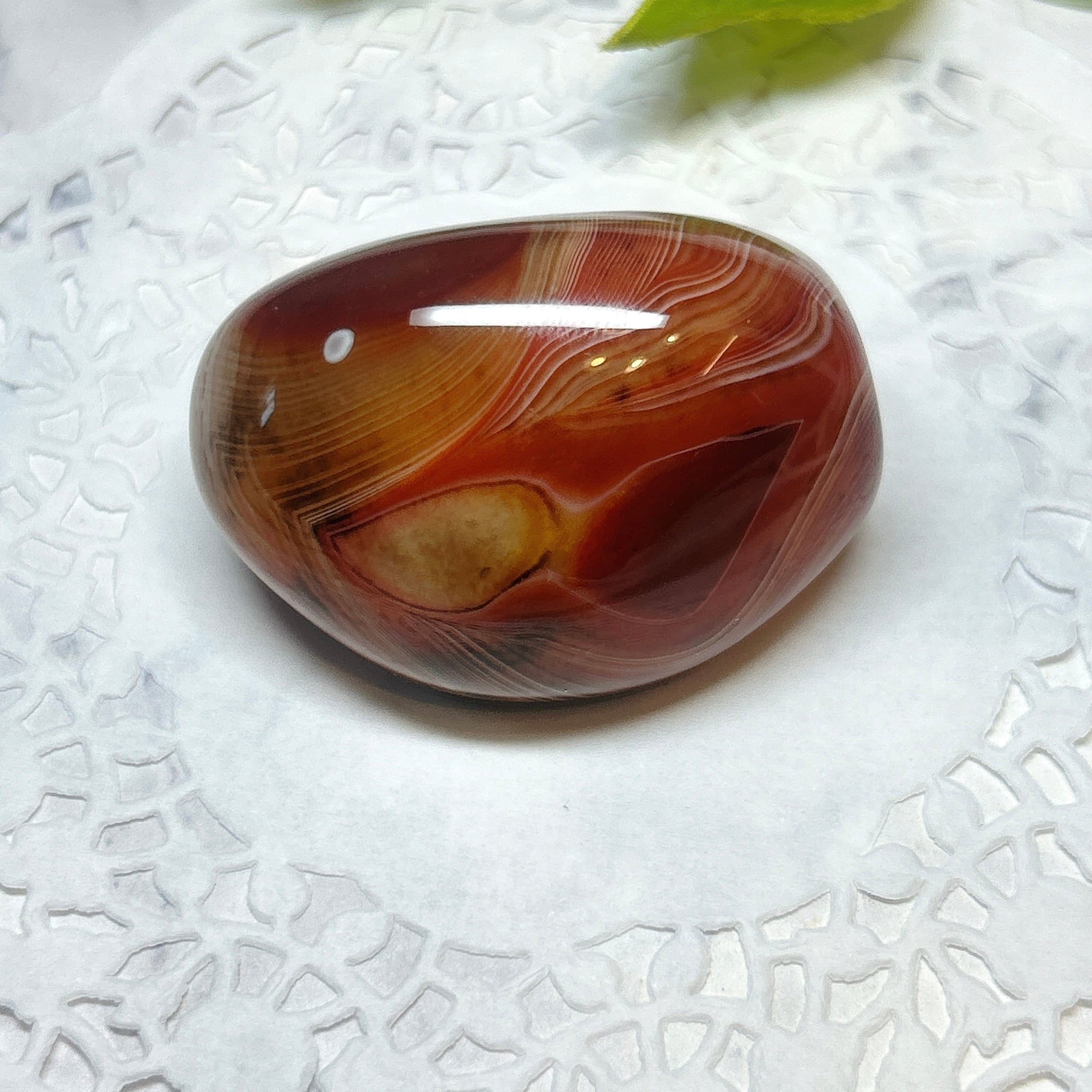 サードニクス　紅縞瑪瑙 マダガスカル産　天然　原石 482g 特大　台座付き Tum]サードニクス （縞瑪瑙） | クリスタル・ワールド御徒町店