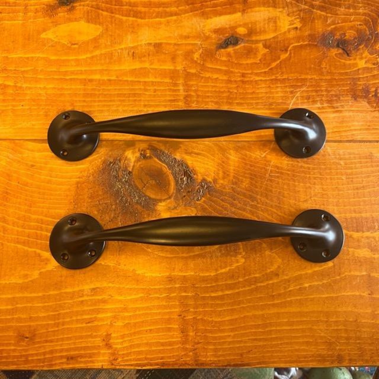 Matte black iron door handle, perfect for interior entryways and living rooms.　