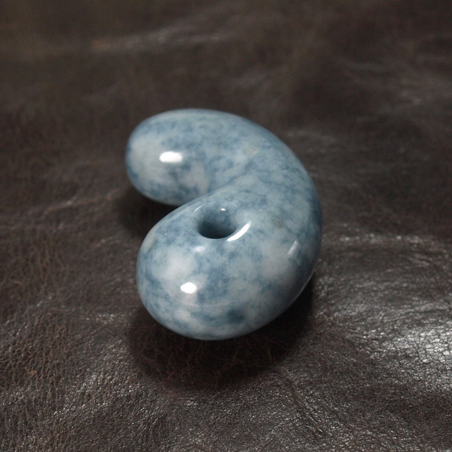 糸魚川翡翠 青翡翠 まがたま 勾玉 13.9g Mottled Blue Jadeite
