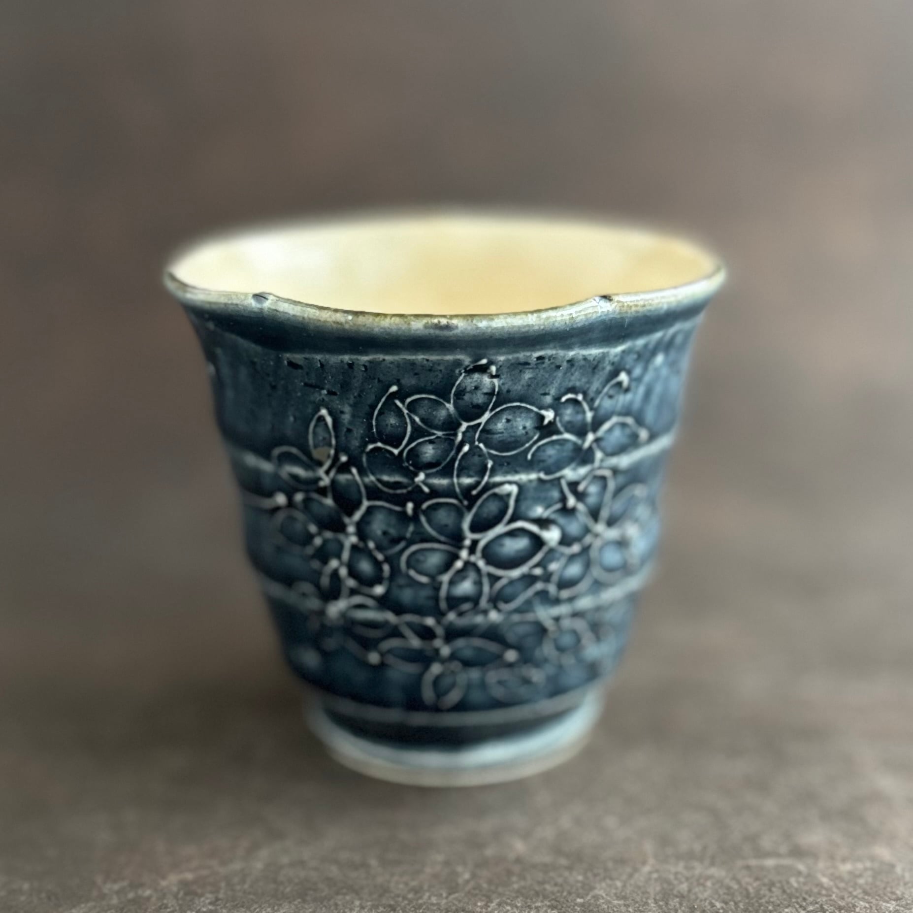 土和のルリエフ　藍釉花形湯呑み
