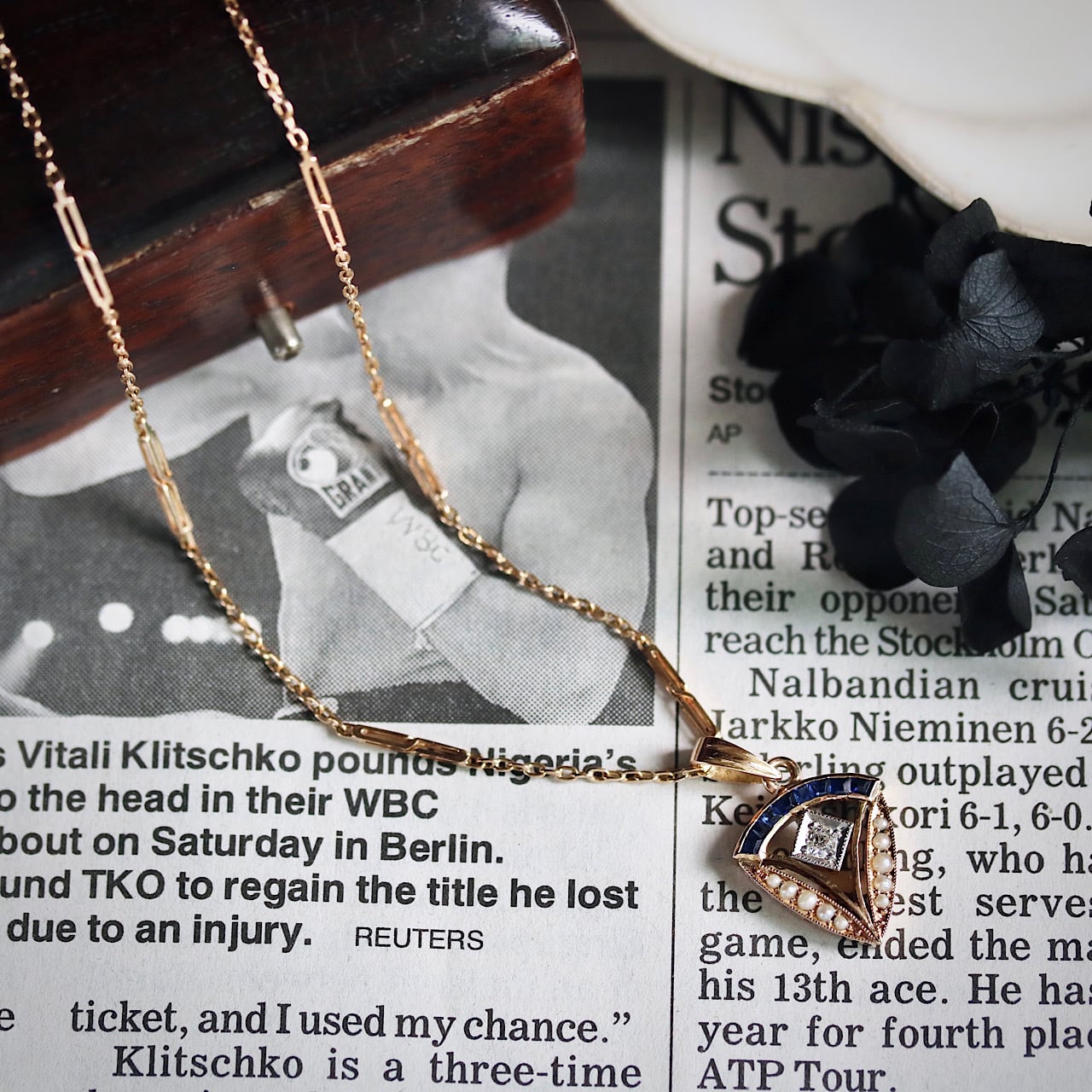 装いを上品に彩るパステルカラーのネックレス 2024年春夏】トレンドの