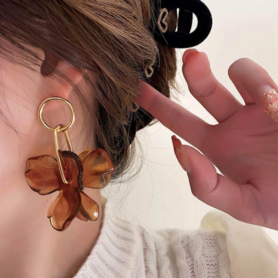 揺れる ゴールド ブラウン 大ぶりフラワーピアス べっ甲風 可愛い