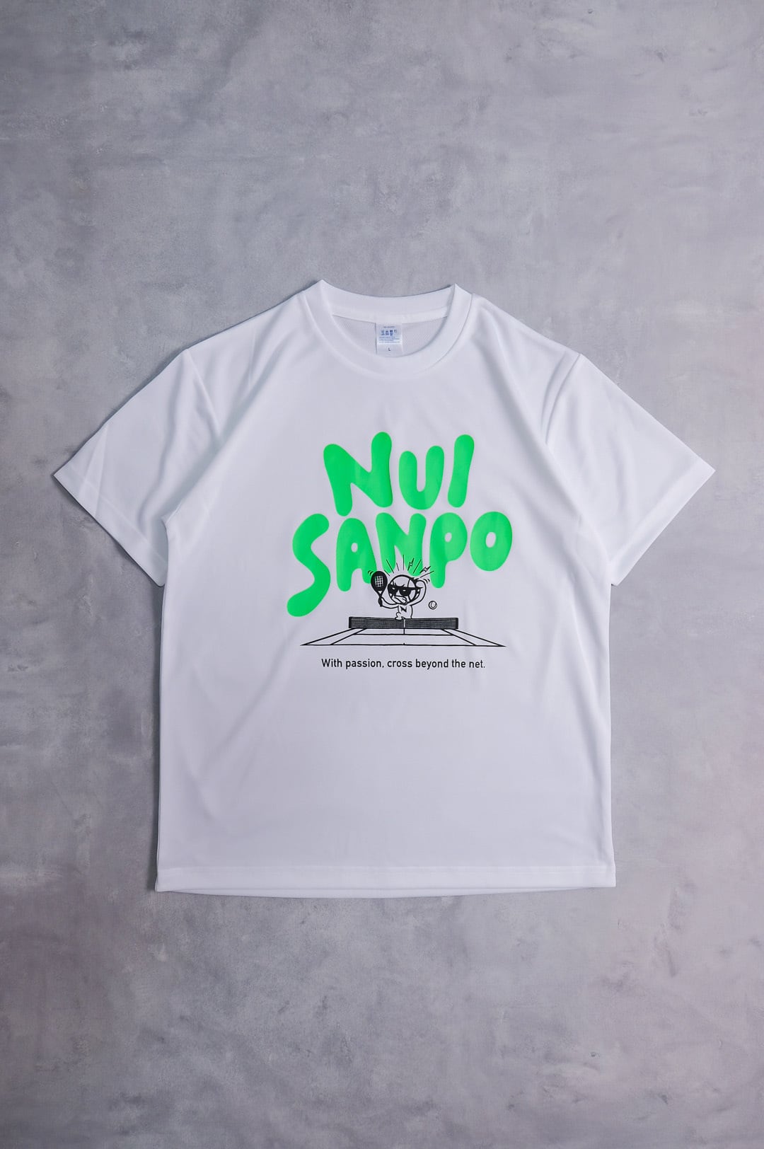 NUI-SANPO ぬいさんぽ DRYネオンロゴTシャツ / ホワイト | NUI-SANPO