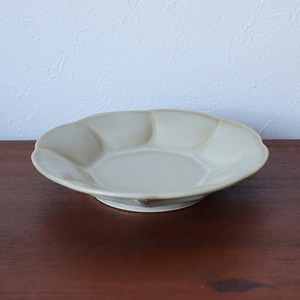 波佐見焼　花型皿（小）　ワラ灰釉　21-102