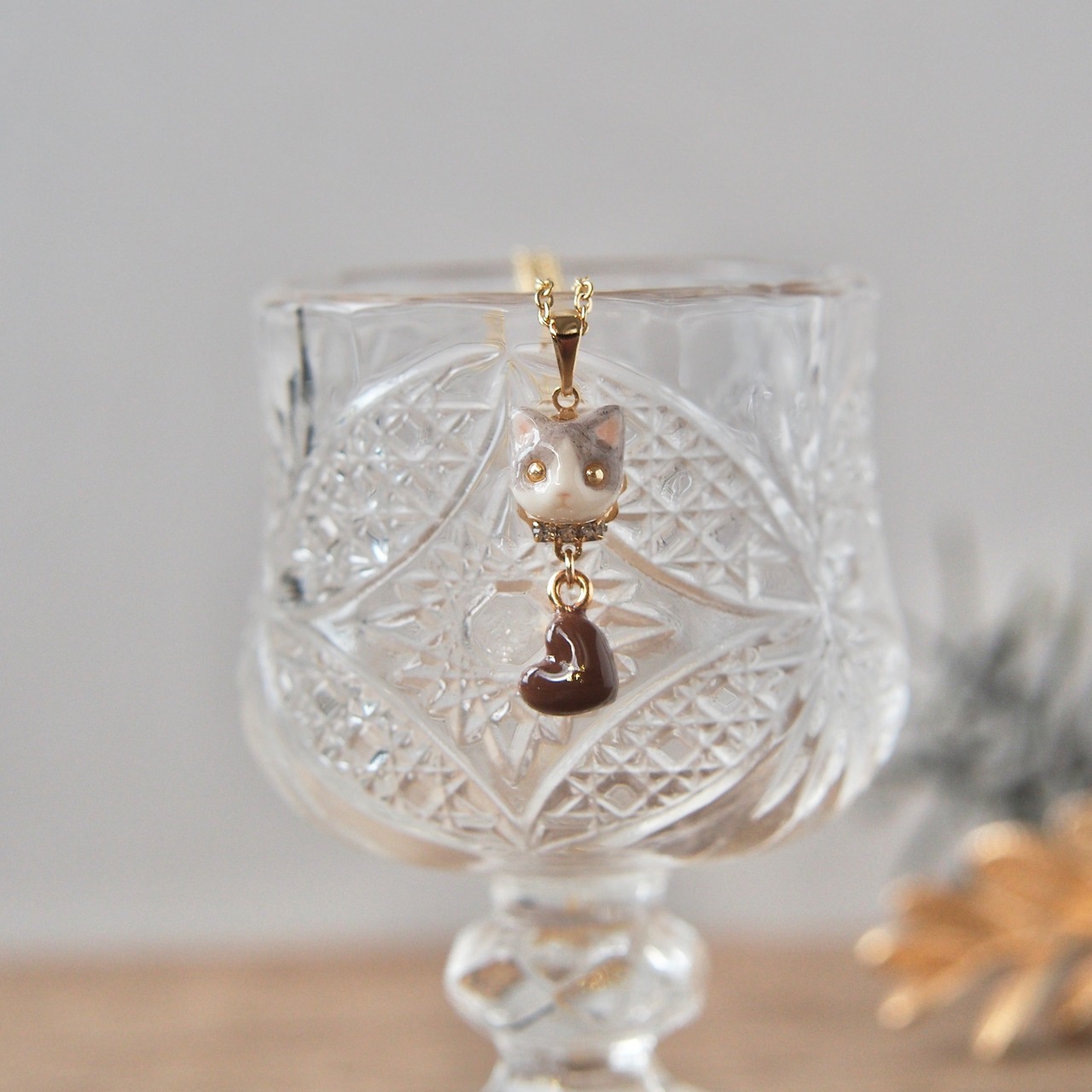 猫とハートチョコのネックレス