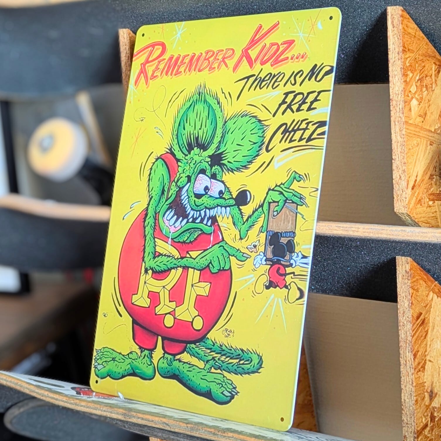 送料無料！ちょうどいいブリキ看板 【 RAT FINK ( ラットフィンク ) 】 『ネズミ捕り(笑)』METAL SIGN / メタルサイン / ブリキ看板 / サインボード / ビンテージ加工〚アメリカン雑貨 アメトイ〛