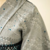 「氷花（ひばな）」ピーコック崩し柄×ドット〜洗えるきもの（シルジェリー）〜