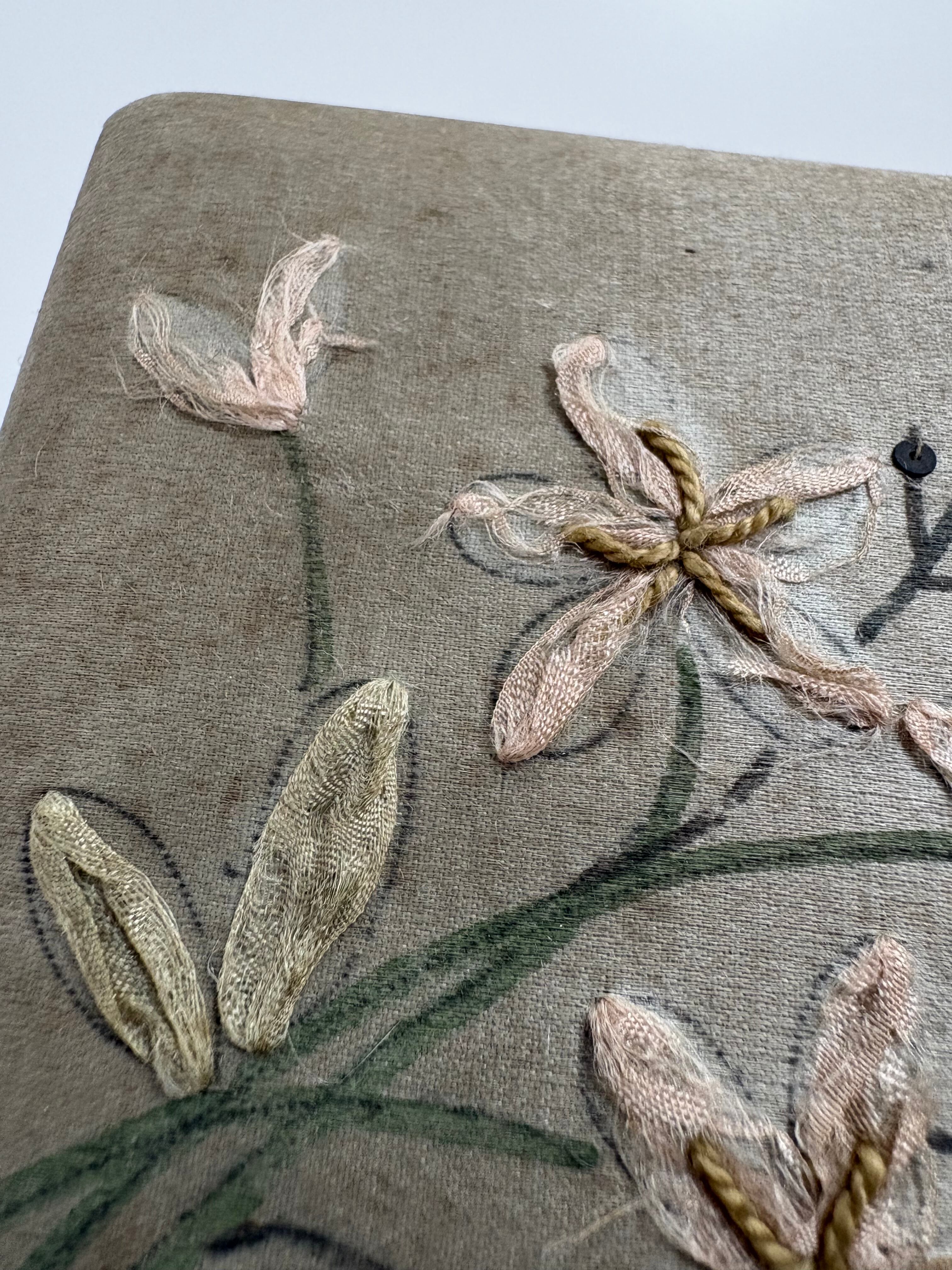 花刺繍のジュエリーボックス（リボンの装飾／小物入れ）｜フランス