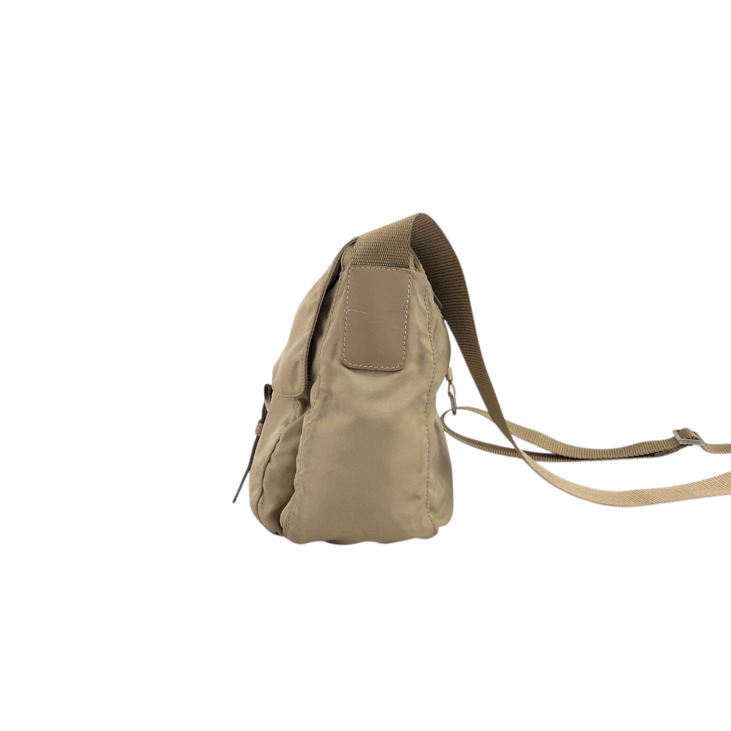 プラダ トライアングルロゴ ナイロンショルダーバッグ  ベージュよりのカーキ PRADA プラダ ショルダーバッグ ベージュ トライアングルロゴ フロント