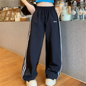 【送料無料】 トレーニングウェア 3色 ロング マキシ Aライン フレア ウエストゴム 可愛い 大人可愛い きれいめ シンプル カジュアル こなれ感 ヘルシー スポーティ ストライプ柄 オールシーズン シーズンレス レディース 女性用 ママ 10代 20代 30代 40代 部屋着 普段使い お出かけ 運動 ヨガ 部活 トレーニング ジム ジョギング ランニング フィットネス スポーツ ファッション コーデ スタイル 楽ちん 体型カバー 垢抜け 定番 着痩せ