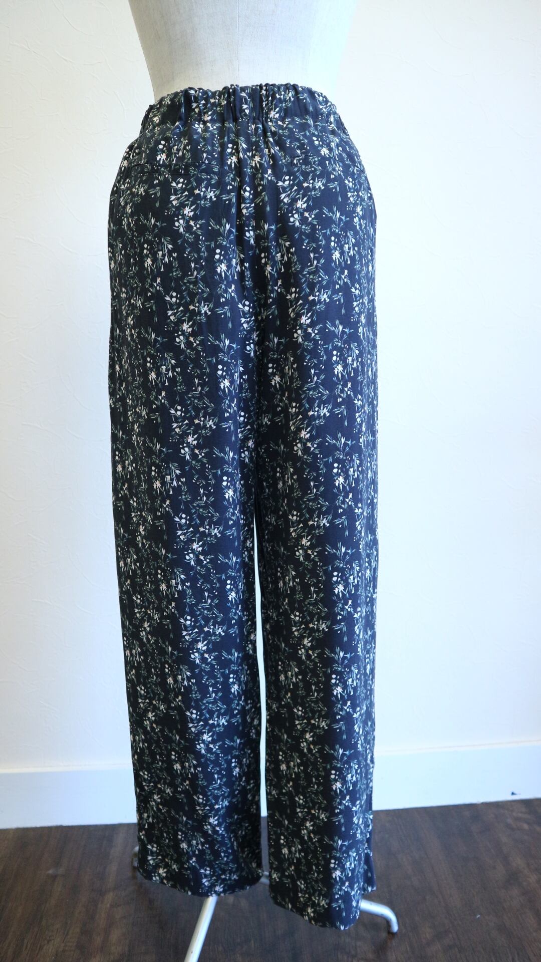 ヘンリックヴィブスコフ　花柄スラックス 青と黒 Subciety（サブサエティ）の「FLOWER PATTERN SLACKS（スラックス