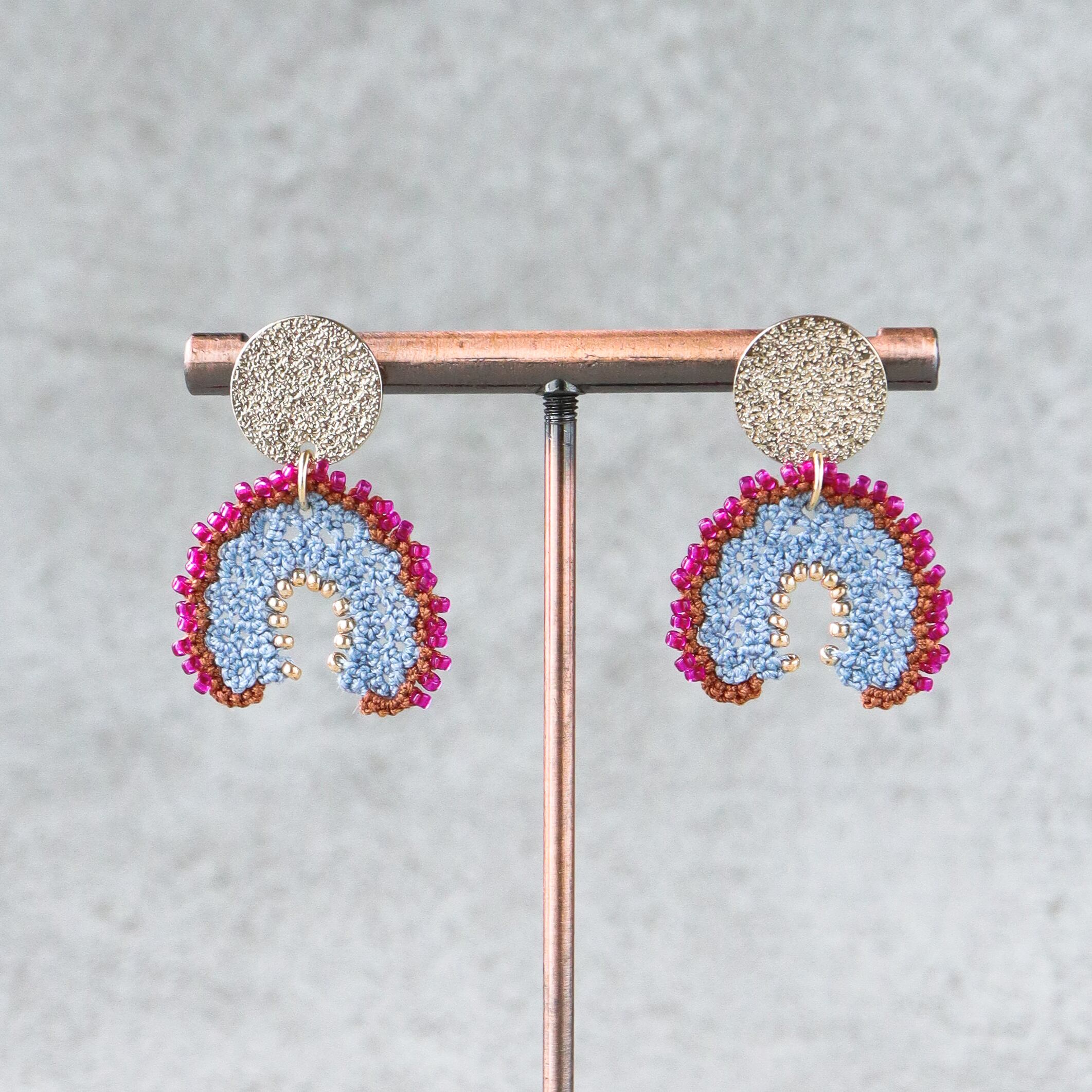 タティングレースとビーズのピアス U<ユー>Dusty Blue × Fuchsia Pink ※イヤリングに変更可